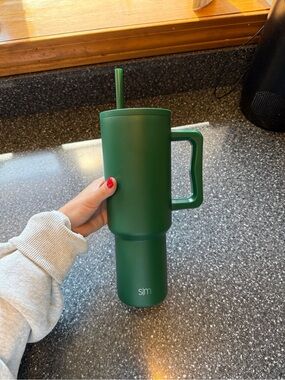 Green simply modern travel mug with handle and straw